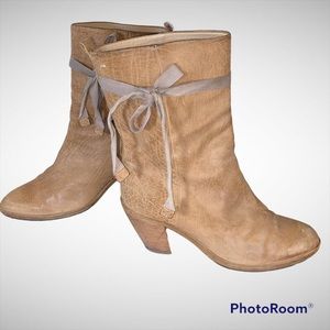 Gorgeous Tan/Brown Leather Heeled Boots/Booties By the Luxury Brand Humanoid